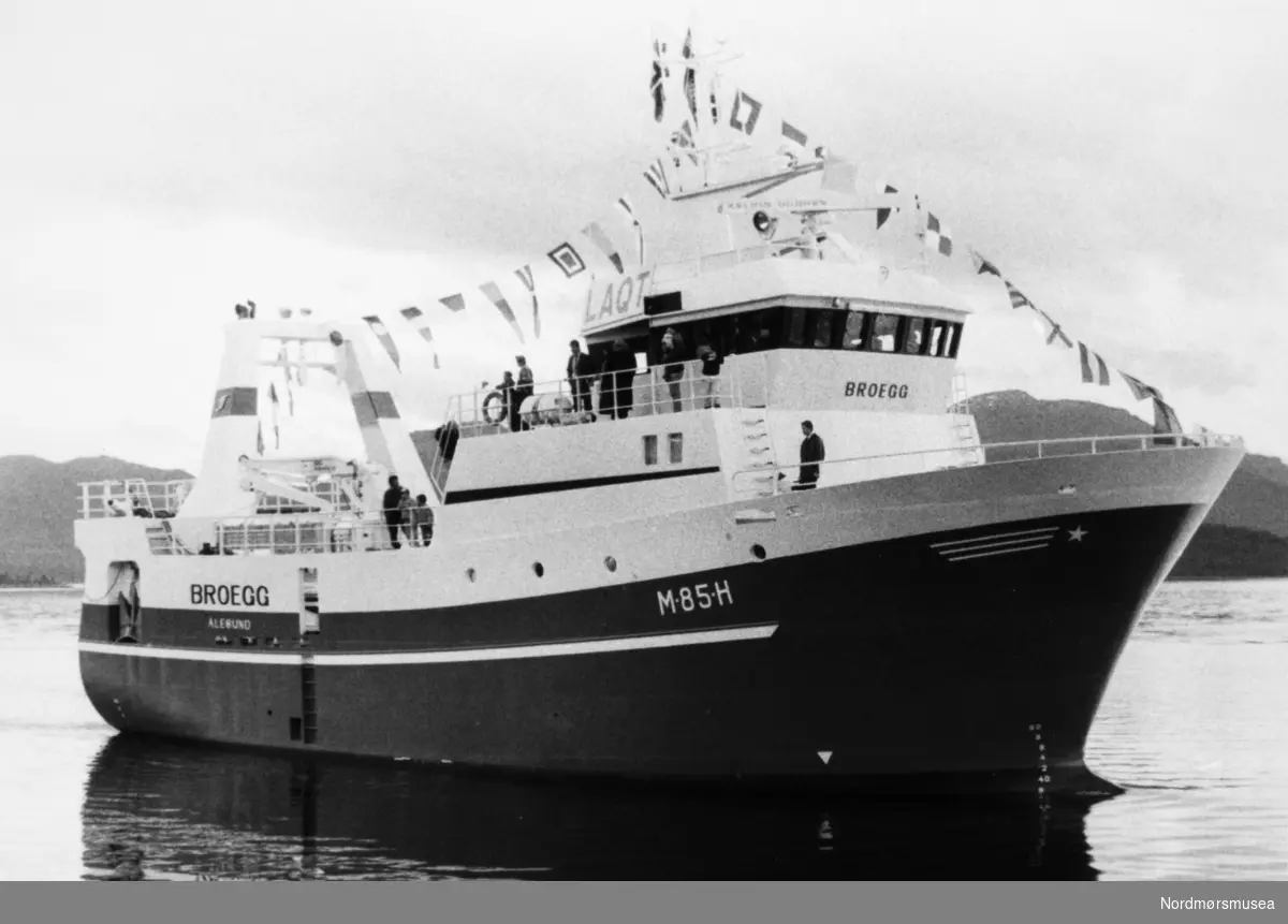 Skipet Broegg M-85-H, LAQT, var siste båten bygd av Lars Brastad seniolr på Fjørtofta. Bildet er fra avisa Tidens Krav sitt arkiv i tidsrommet 1970-1994. Nå i Nordmøre museums fotosamling.