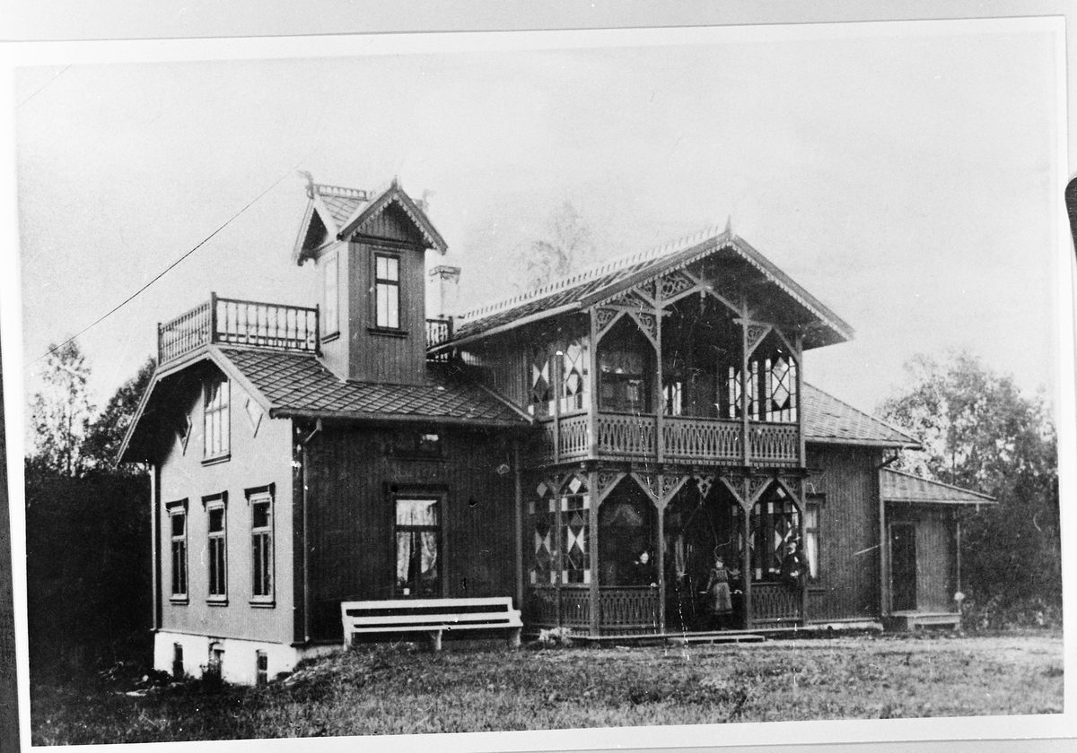 Furuly på Raufoss ca. 1890. Bygd under firmaet L.A.Enger & Co. (1881-94). Her bodde direktør Nils Frøisland med familie. Ble senere eid av Birger A. Lie. Bygningen ble bygd om, og stedet var i en årrekke gartneri. Stedet er nærmeste nabo til Folkets hus, i sør