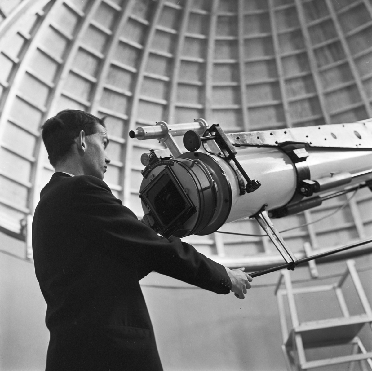 Geodetisk rymdforskning via månen och satelliter, Uppsala 1963