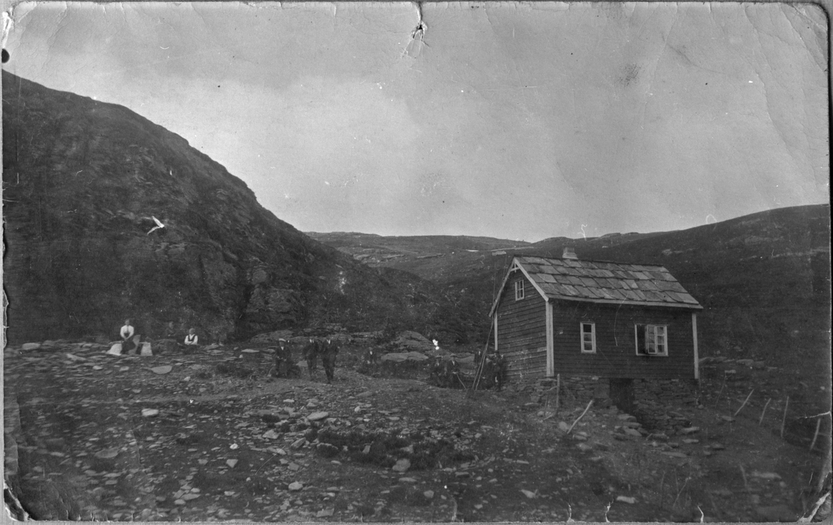 Hytte ved Fiskedalen i Etnefjella, ca. 1920.
