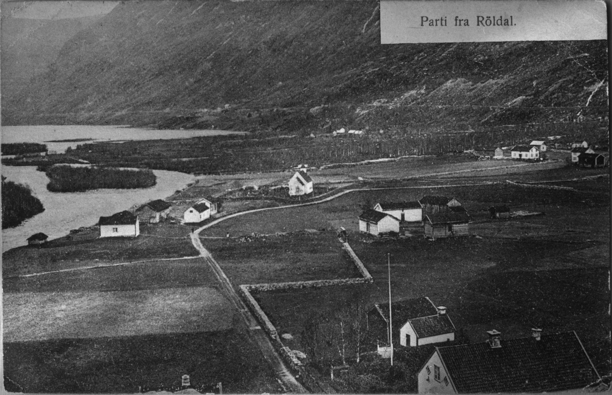 Postkort med landskapsmotiv frå Røldal sett mot vest, 1912. Røldal stavkyrkje midt i biletet.