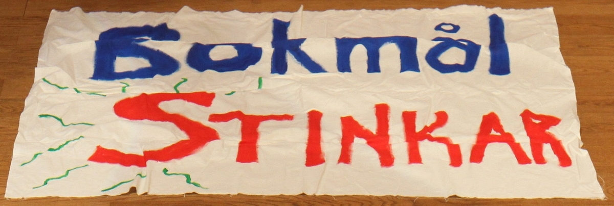 Banner frå arkivet til Norsk Målungdom. På banneret står teksten: "Bokmål stinkar". Det er truleg at banneret har vore i bruk under ein aksjon for Norsk Målungdom.