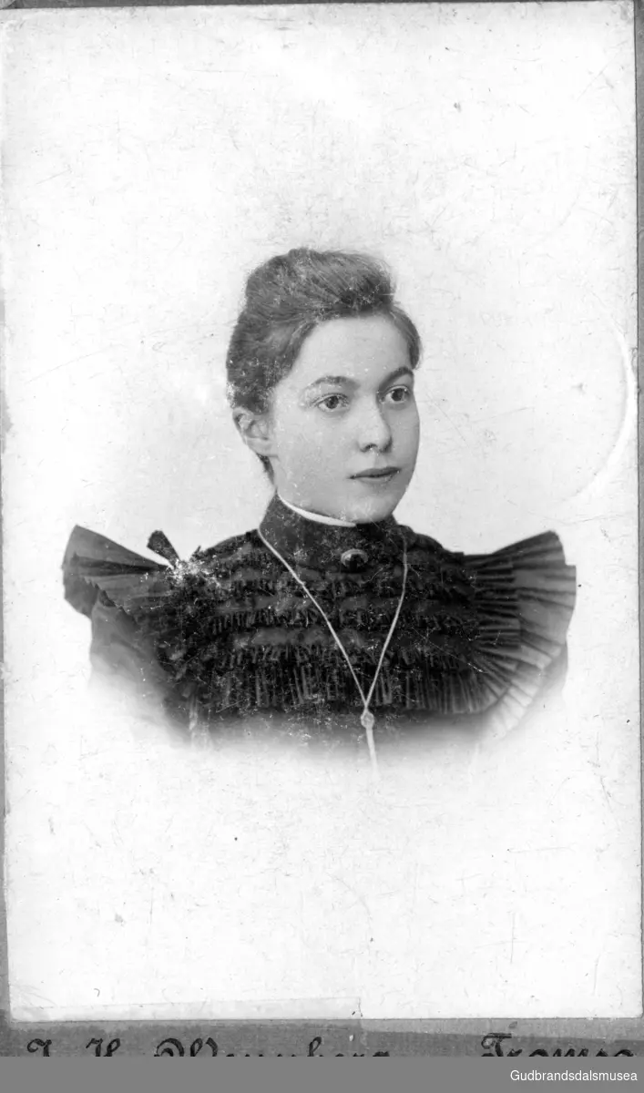 Portrett. Anna Giæver (f. Evjen), datter til Guri Kirkestuen og Anton Evjen.
