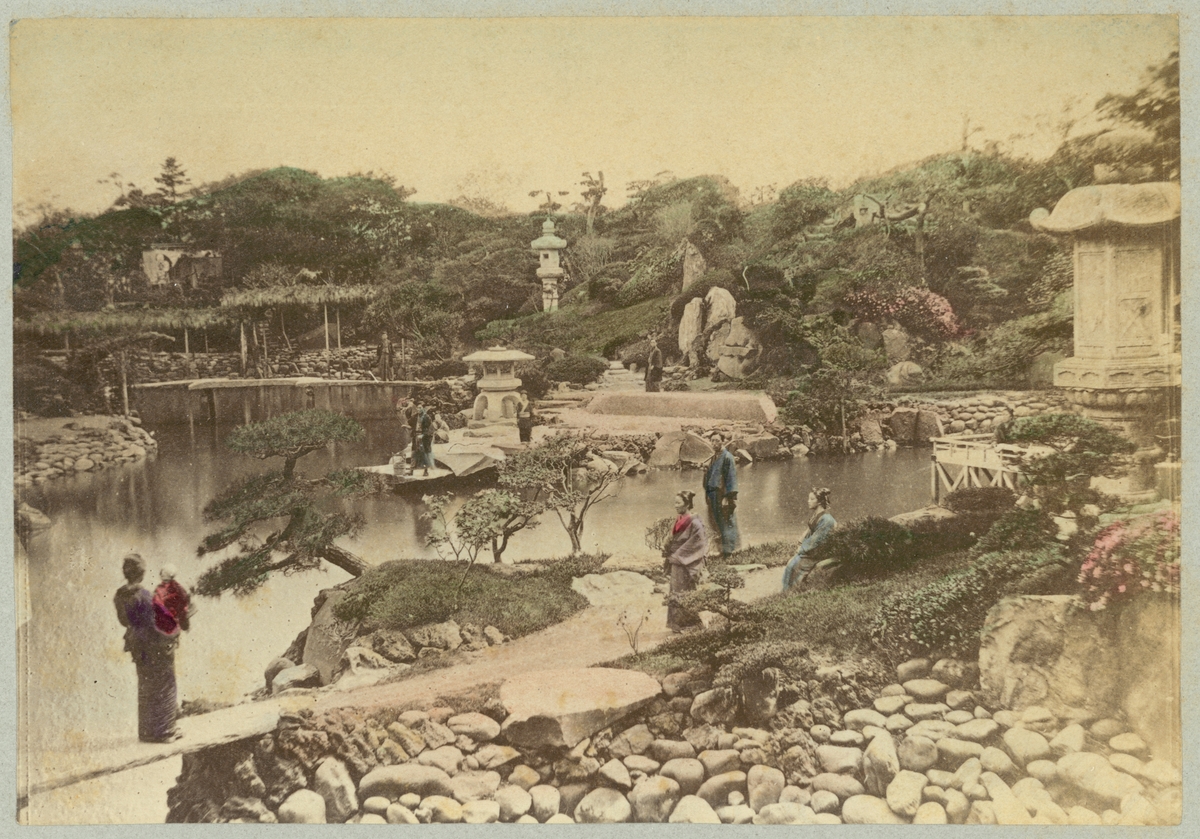Bilden visar en Daichini-do trädgården i staden Nikko i Japan. I trädgården syns ett flertal japaner i traditionella dräkter.