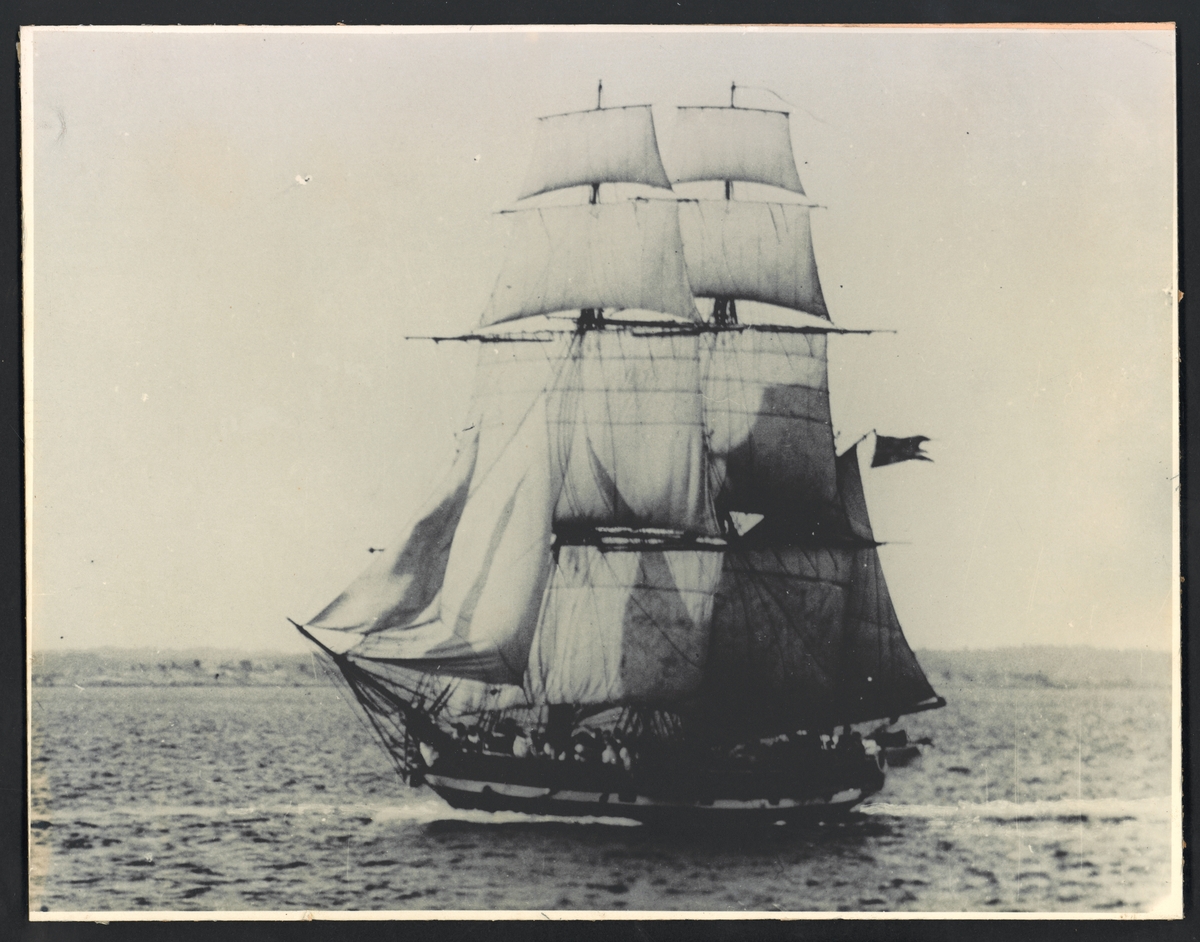 Bilden visar skeppsgossebriggen Skirner till sjöss.