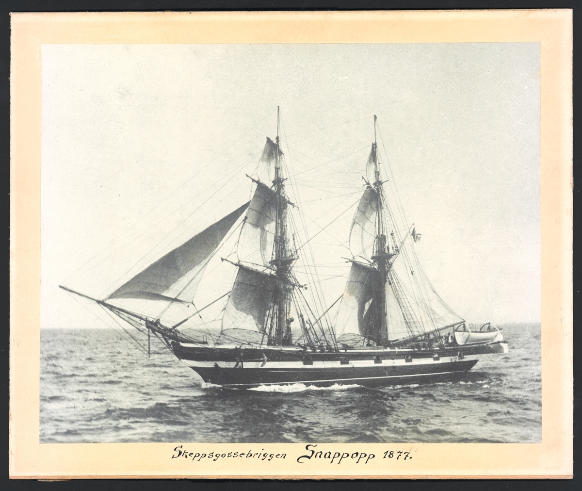 Bilden visar skeppsgossebriggen Snappopp till sjöss.