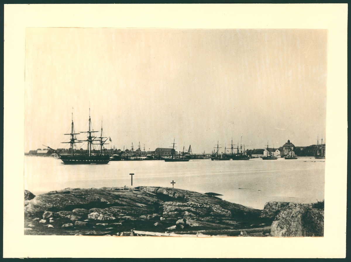 Denna reproduktion av en bild från Blekingemuseum ska vara den äldsta kända bilden av en eskader på Karlskrona redd.
