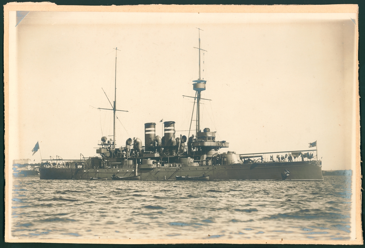Bilden visar pansarskeppet Wasa till ankars på Karlskronas redd år 1919.