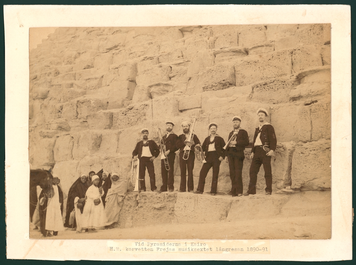 Bilden föreställer korvetten FREJAS musiksextett vid pyramiderna i Kairo under långresan 1889-90.