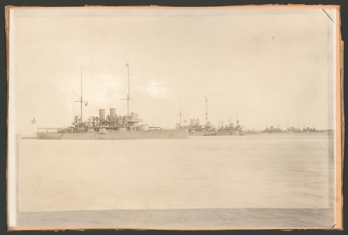 Bilden visar en pansarbåtseskader på Karlskrona örlogsredd i juli 1906.