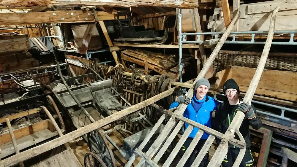 Øystein Gjelten Bakken og Ole Oskar Langleite viser fram noen av gjenstandene på Oddentunet