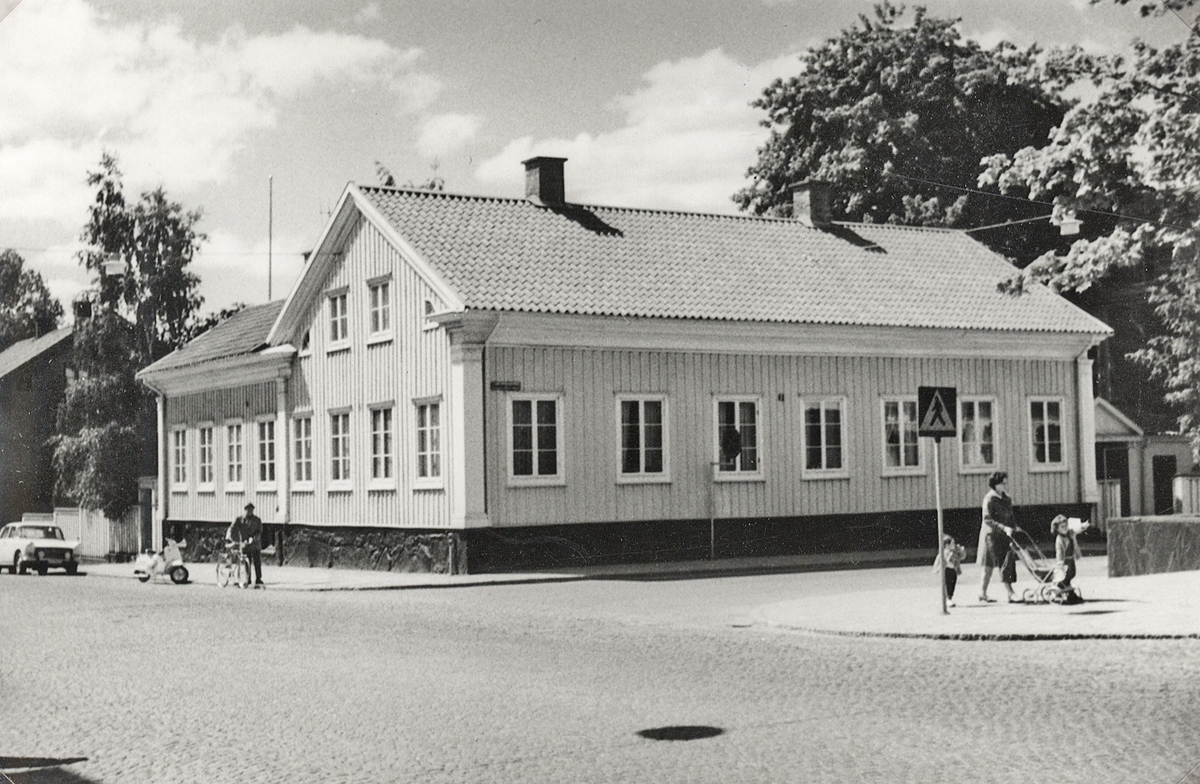 "Komministergården" i hörnet Kronobergsgatan - Sandgärdsgatan, kv. Linné 3, Växjö, 1960-tal.