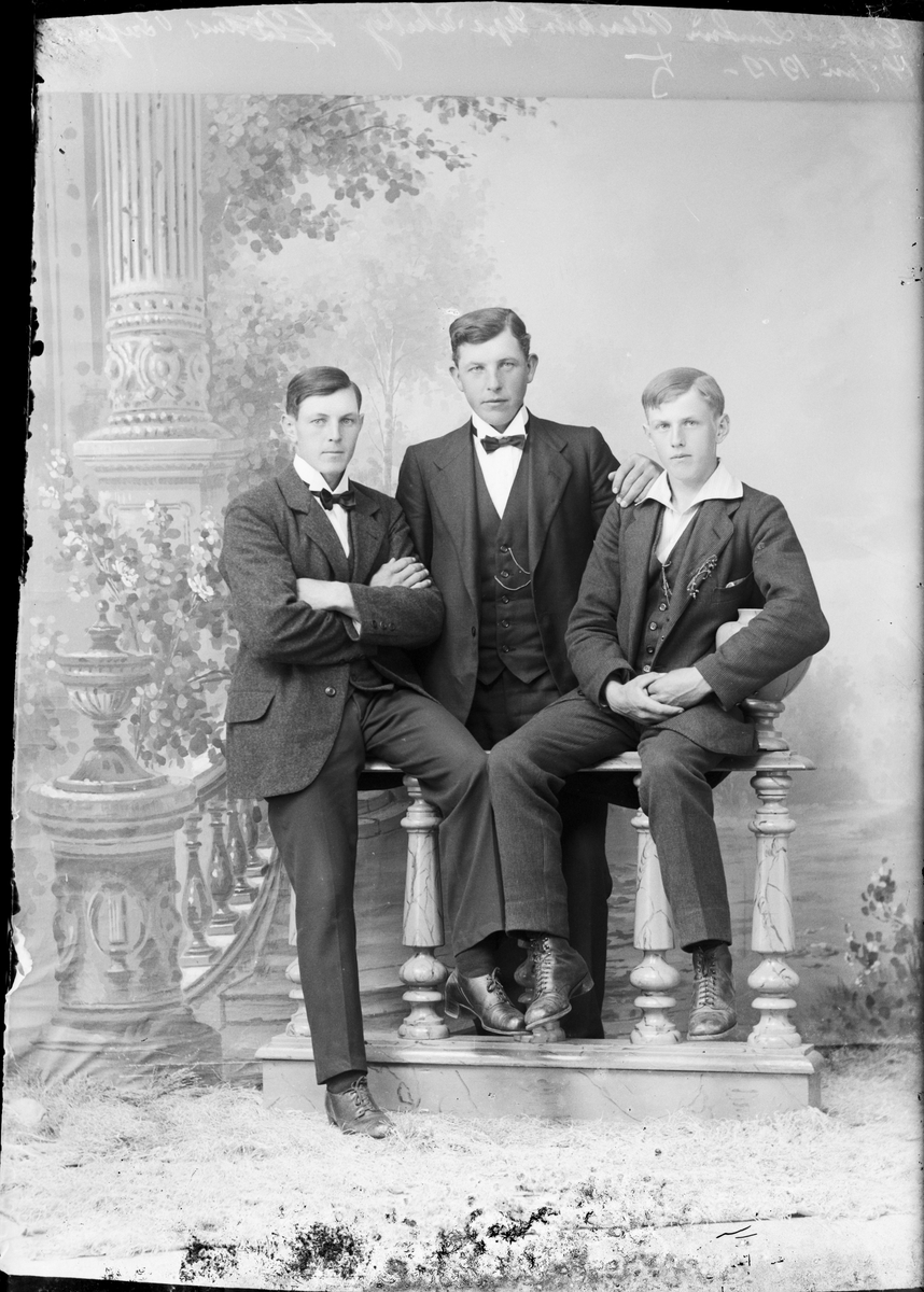 Ateljéporträtt - tre unga män, Östhammar, Uppland