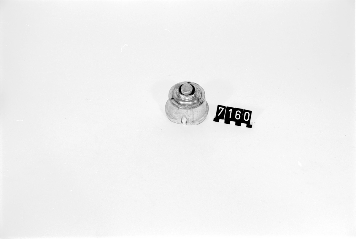 Pneumatisk signalanordning, enligt P.A. Sparres patent 1866 jämte blyrör för ledning. Från burspråksrummet i huset Kornhamstorg 51, Stockholm. Vid signal intryckes knappen, som sammantrycker gummiblåsan, varvid luften i ledningen komprimeras och verkar på en klocka i ledningens bortre ände. Består av tre delar.