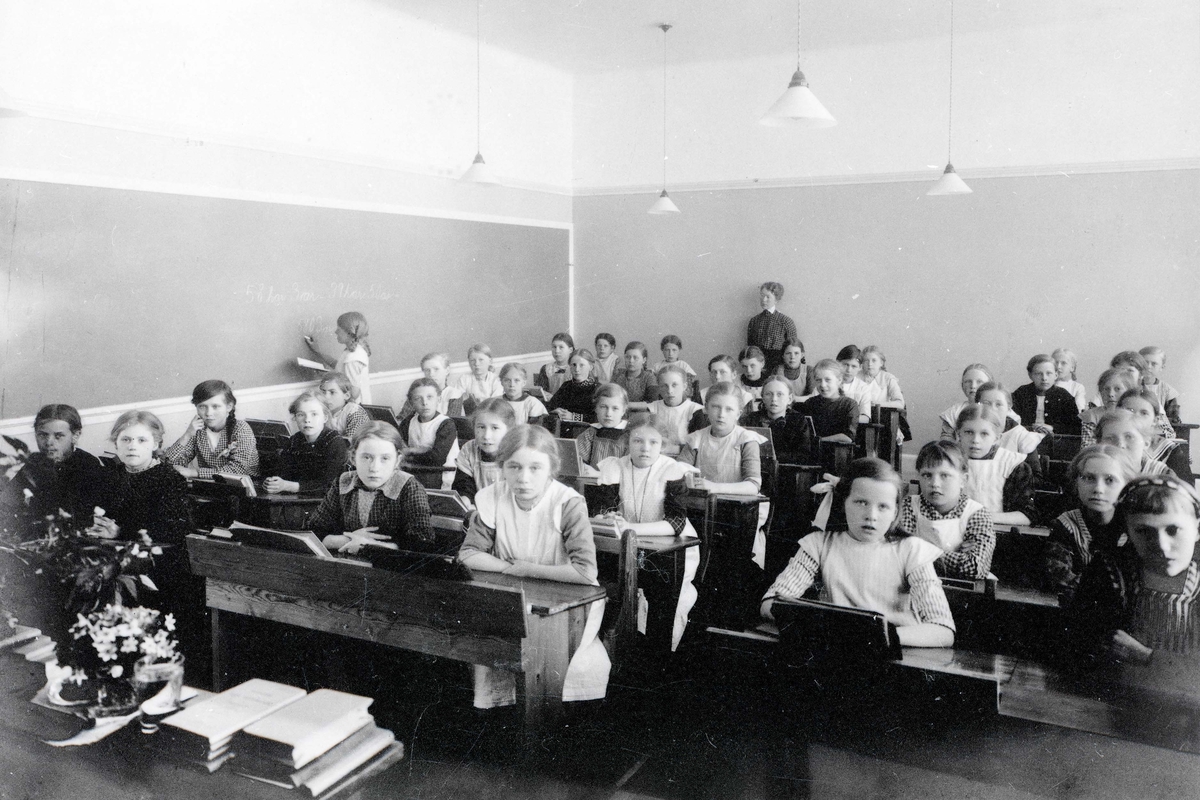 Korsängsskolan invigdes år 1916. Ernst Blom dokumenterade den nya skolan, sannolikt under dess första verksamhetsår.