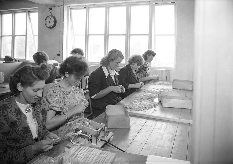 Norplasta-kvinner i arbeid, 1949. Fotografi: Schrøder/Sverresborg folkemuseum (Foto/Photo)
