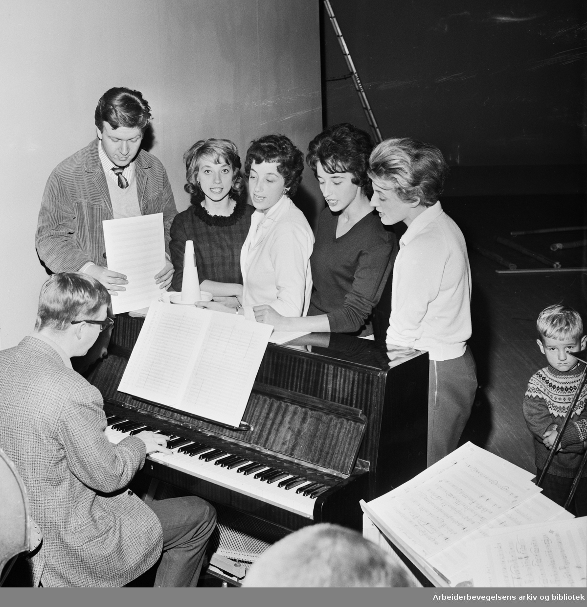 "På direkten". TV-underholdning fra Centralteatret. Programprodusent Harald Heide-Steen jr, pianist Sigurd Jansen og Søstrene Bjørklund under prøvene. Oktober 1963.
