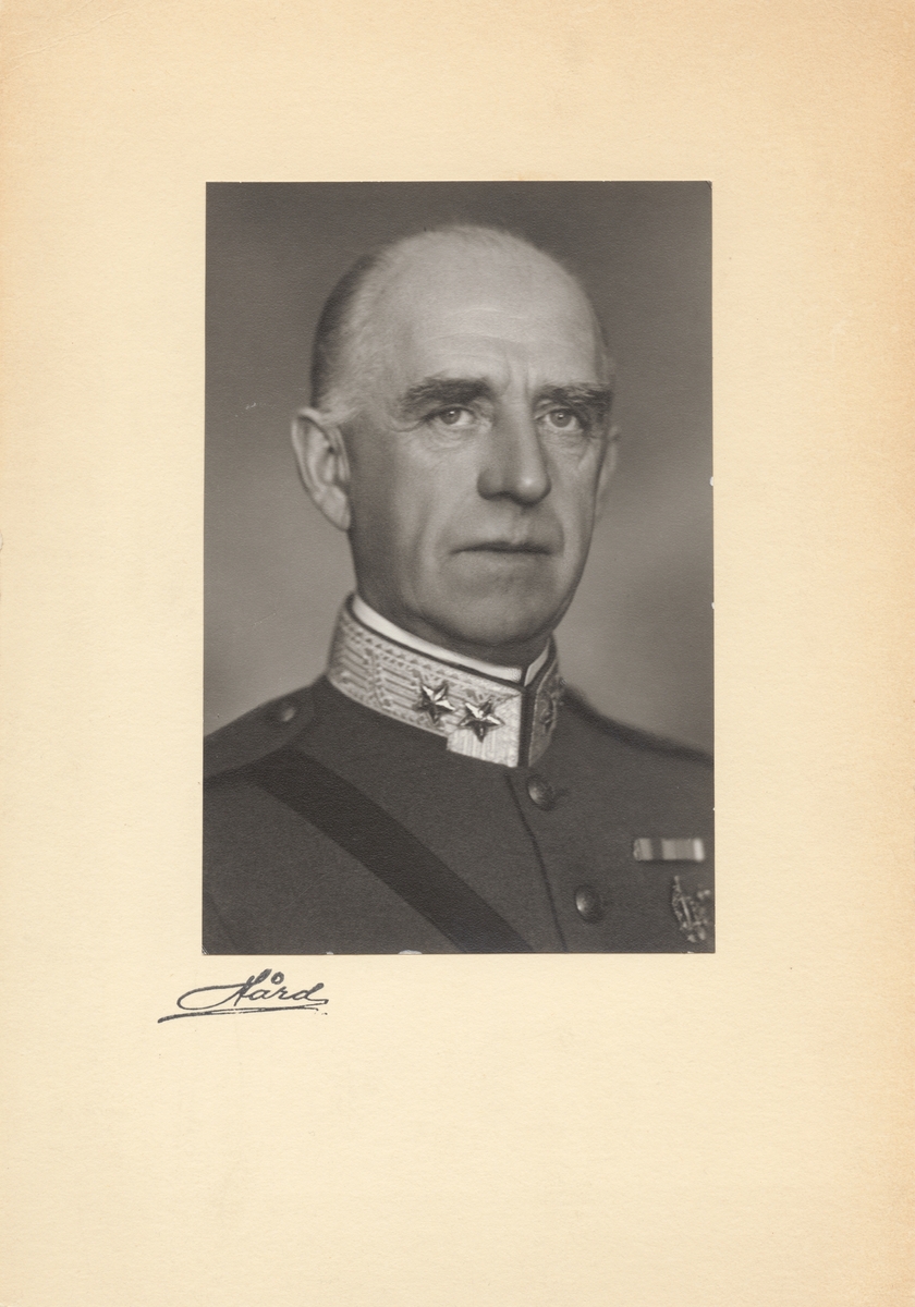 Porträtt av generallöjtnant Ivar Holmquist, chef för armén 1940-44.

Se även bild AMA.0007451.