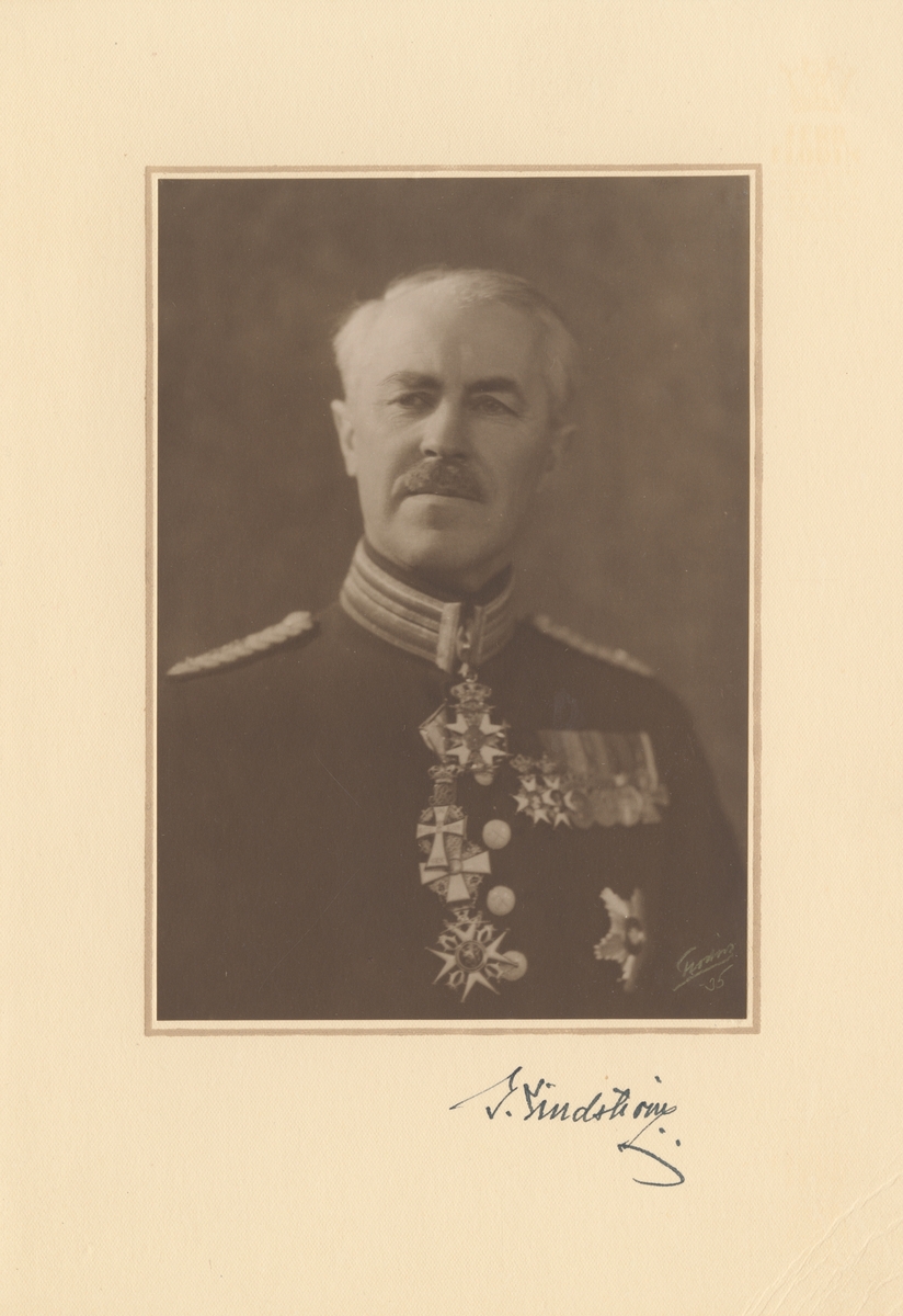 Porträtt av generalmajor Gustaf Lindström.

Se även bild AMA.0007816 och AMA.0009825.