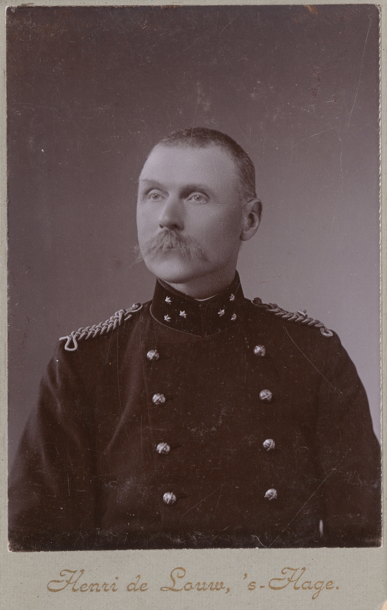 Porträtt av okänd officer i nederländska armén.