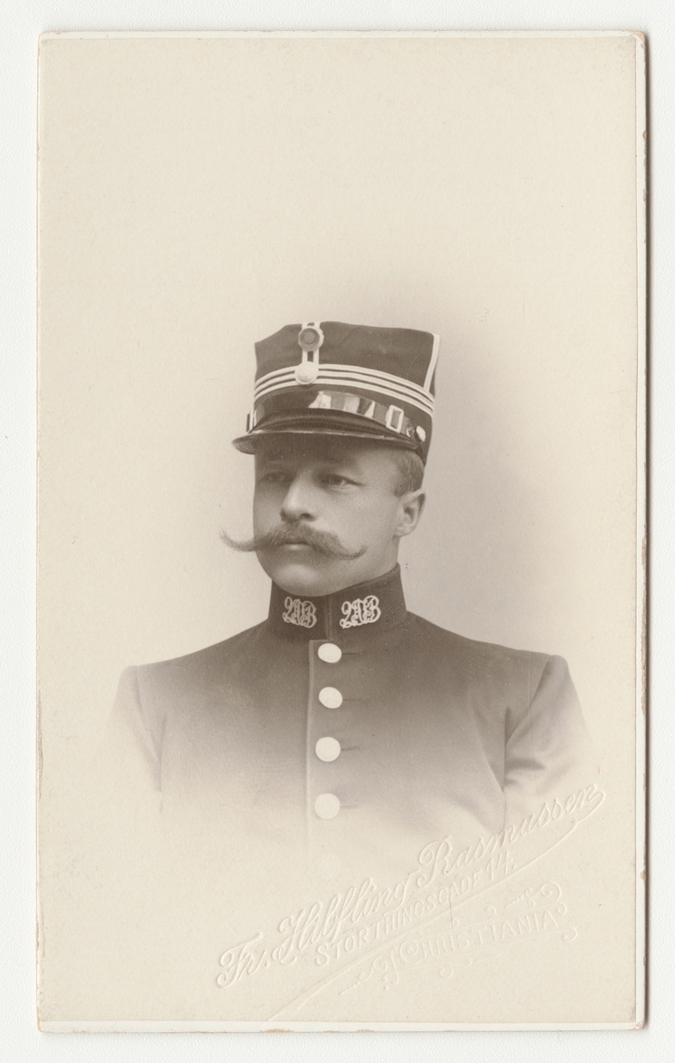 Porträtt av Carl Halvorsen, officer i norska armén.
