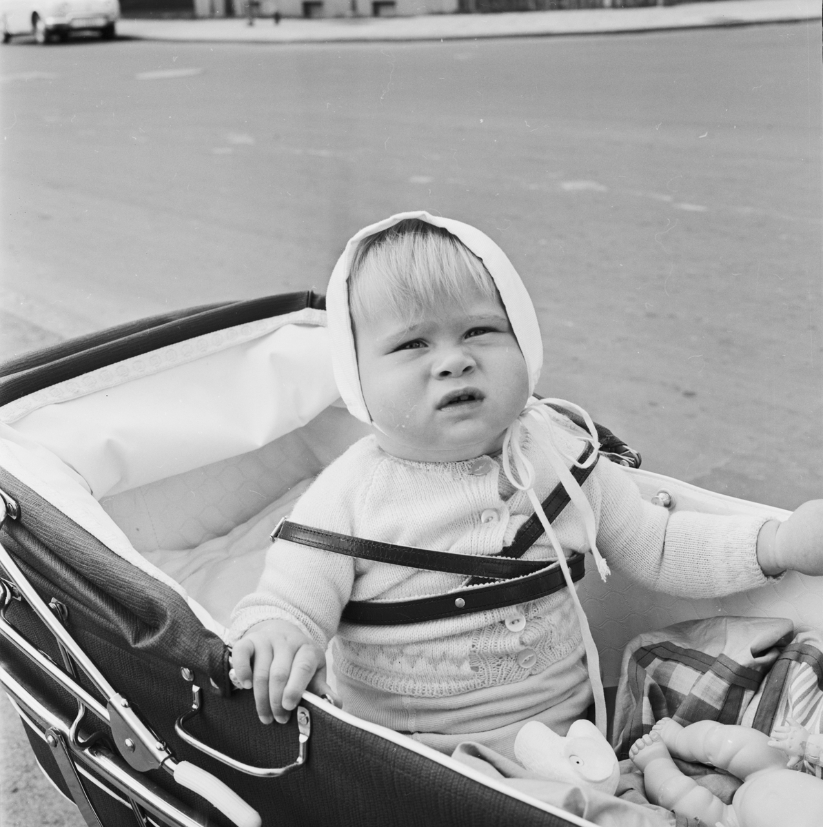 Litet barn sitter i barnvagnen, Uppsala 1965