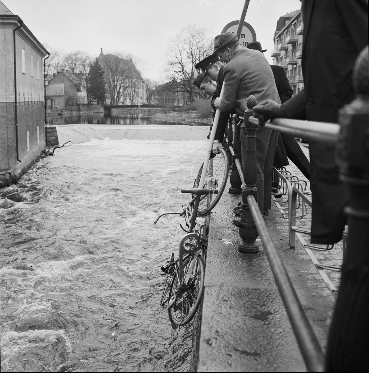 Upptagning av cykel ur Fyrisån, Uppsala 1961