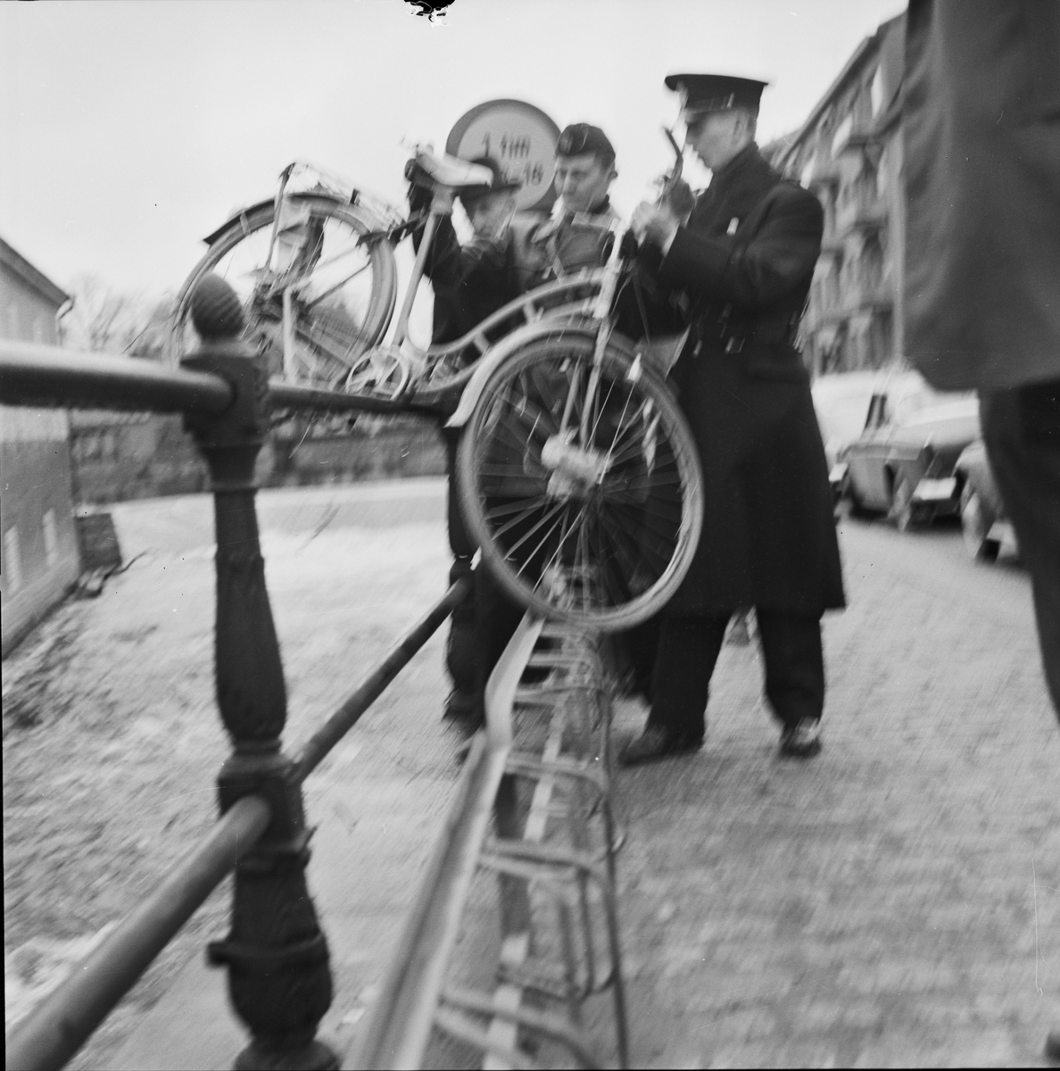 Upptagning av cykel ur Fyrisån, Uppsala 1961
