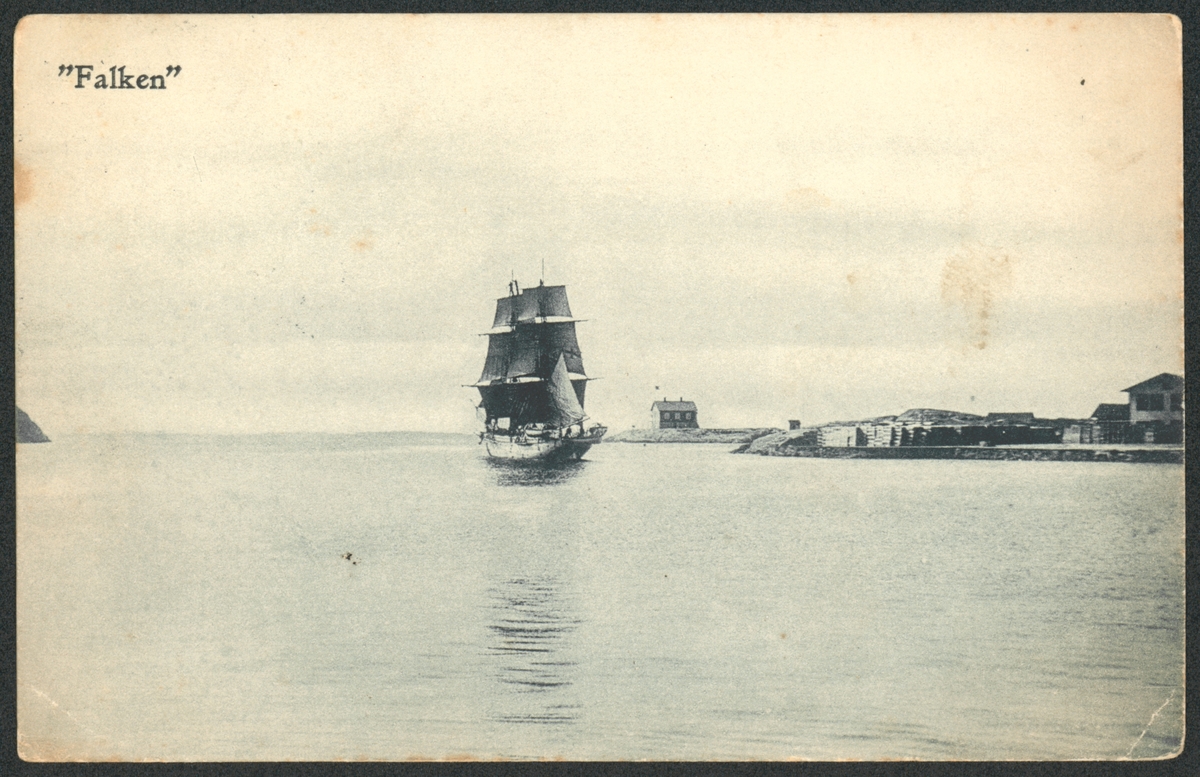 Denna vykort visar briggen Falken till sjöss utanför Marstrand