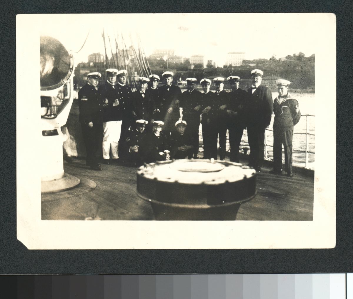 Gruppfoto av svenska flottister ombord på ett fartyg.