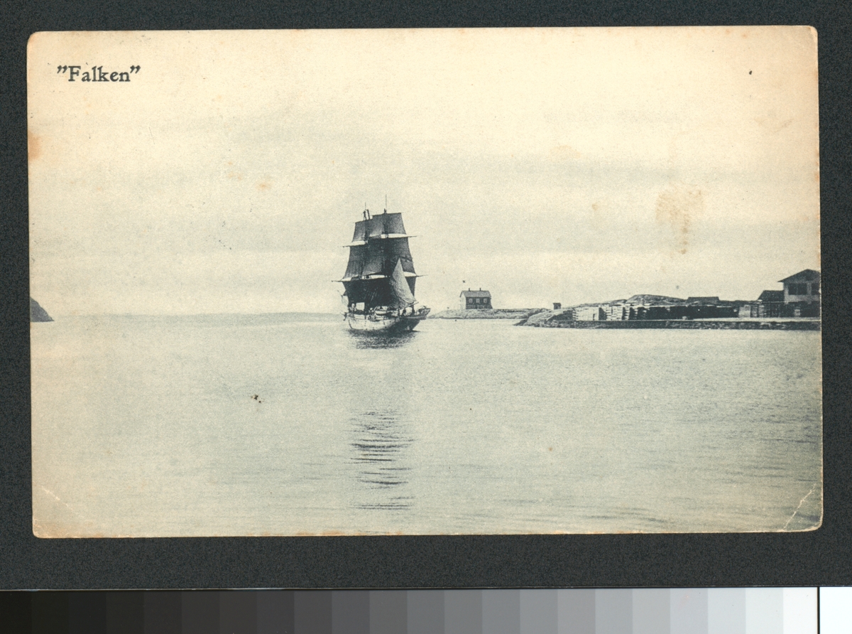 Denna vykort visar briggen Falken till sjöss utanför Marstrand