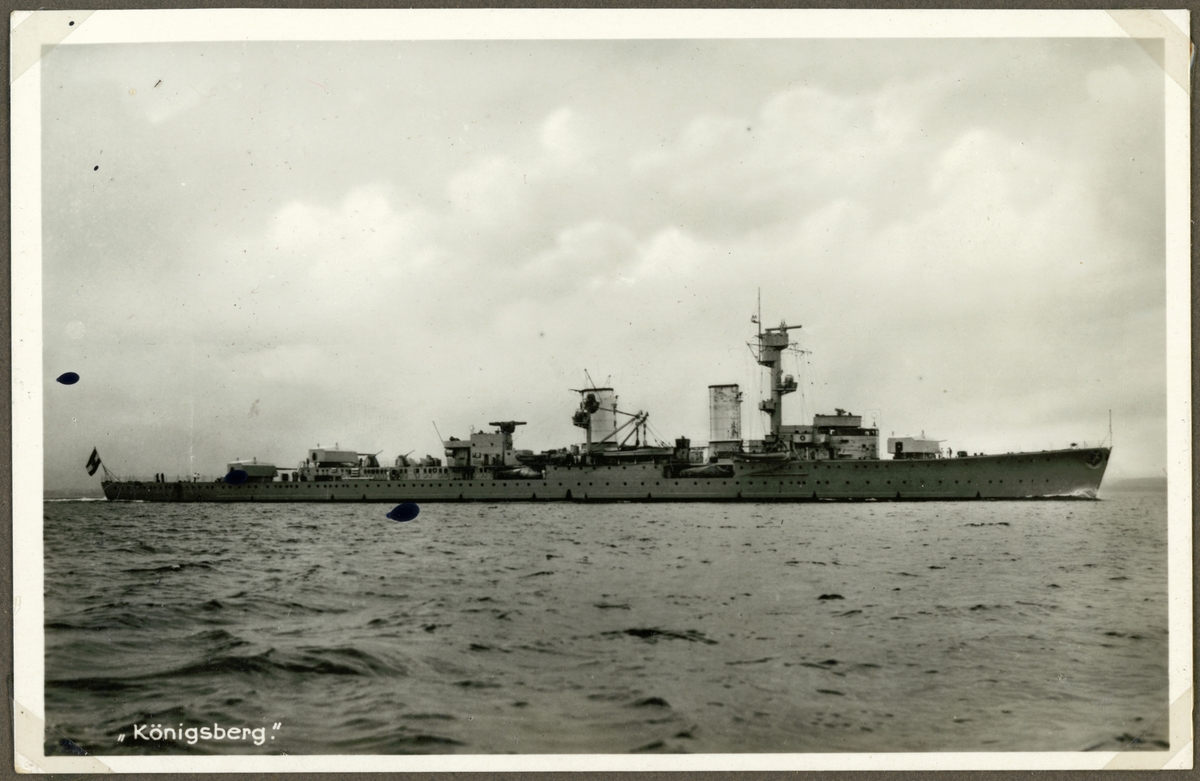 Denna vykort visar den tyske kryssaren Königsberg till sjöss.