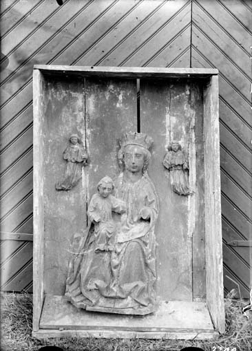 Madonna med barnet, träskulptur, corpus till altarskåpet, Möklinta kyrka i Möklinta.
