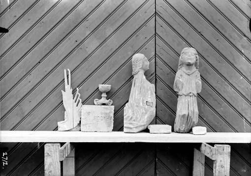 Diverse träskulpturer, änglar, kalk med mera, Möklinta kyrka i Möklinta.