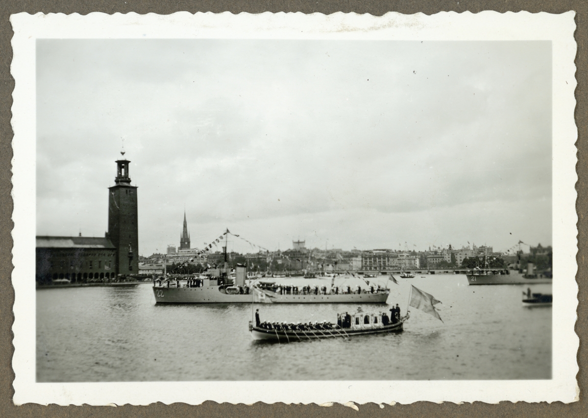 Kungaslup Vasaorden och Vedettbåtar framför Stockholms stadshus