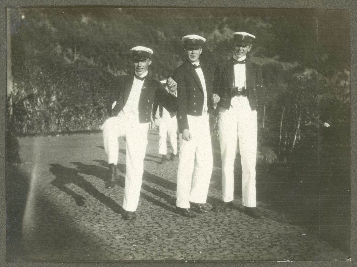 Bilden visar tre sjömän från Fylgia på permis på Madeira.