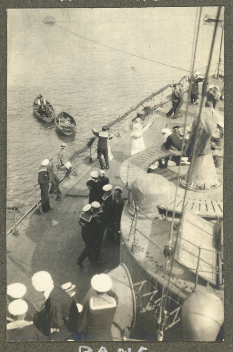 Bilden visar dansare på Fylgias akterskepp. Några sjömän har kvinnlig sällskap, men de flesta måste nöja sig med en kamrat.