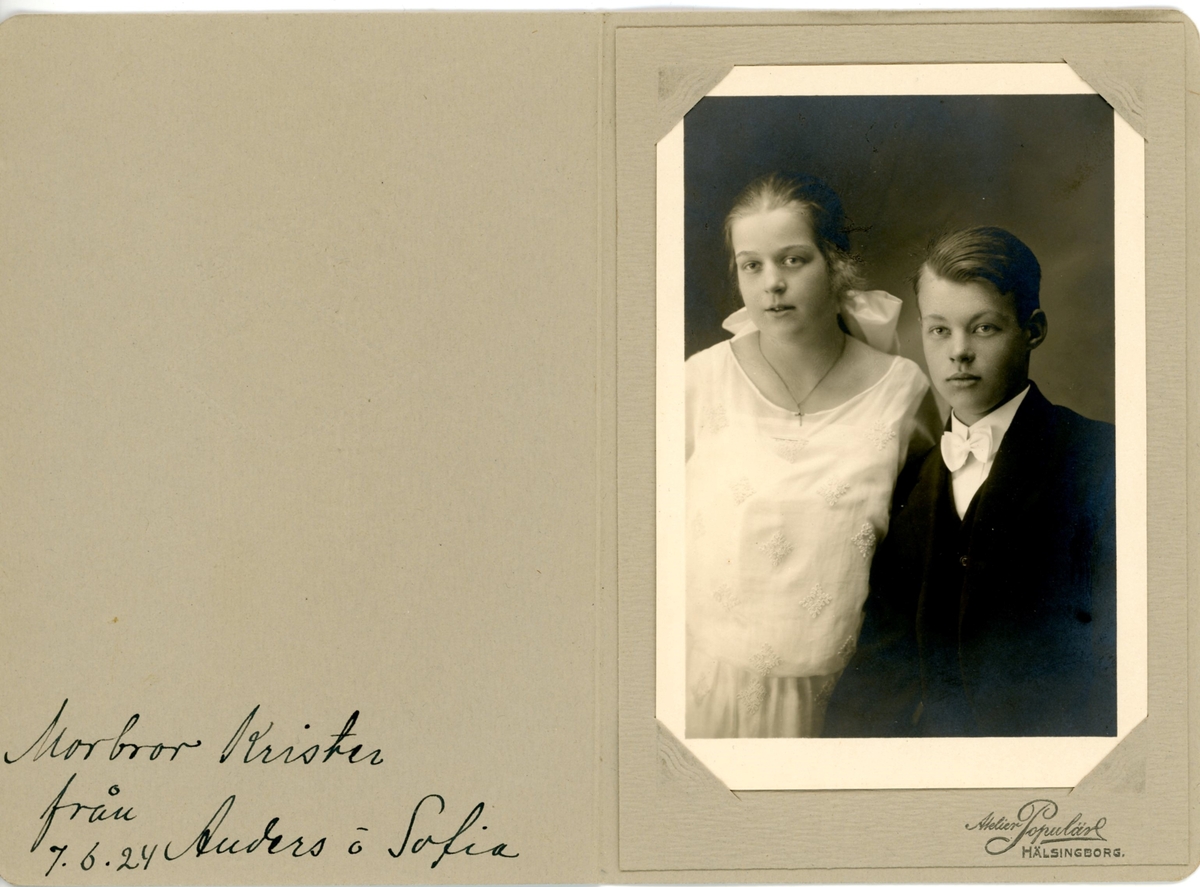 Sofia Ramsay 14 år gammal och en Anders 1924-06-07. Texten på bilden antyder attden gavs bort i present till Sofias morbror Krister Bergström.