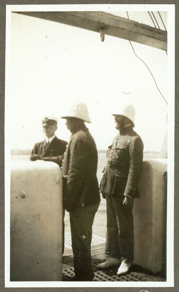 Bilden visar två män i uniformer med tropikhjälm ombord på Fylgia. Enligt titeln är det "sundhetsdokorn".