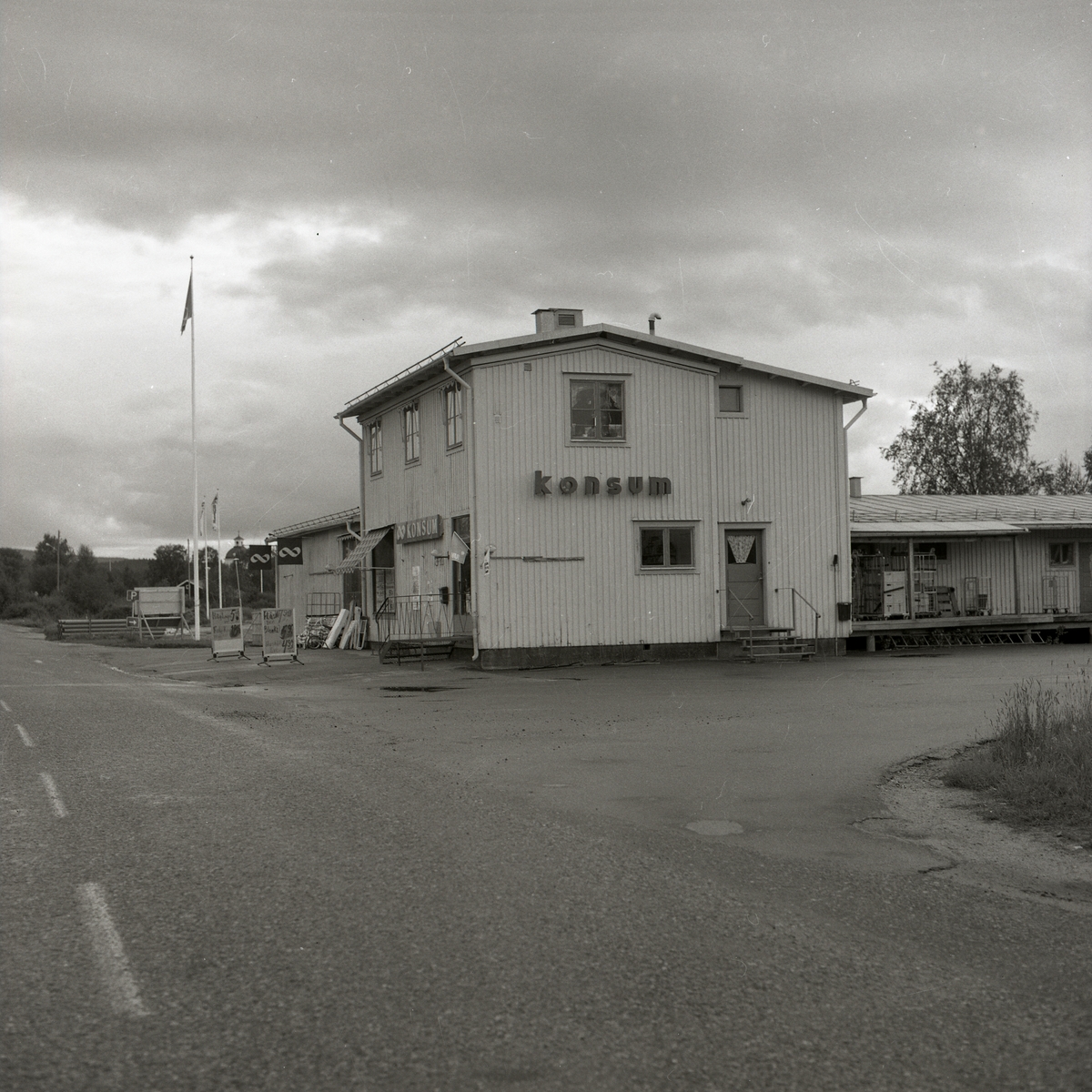 En konsumbutik vid vägkanten i Ytterhogdal 1980.