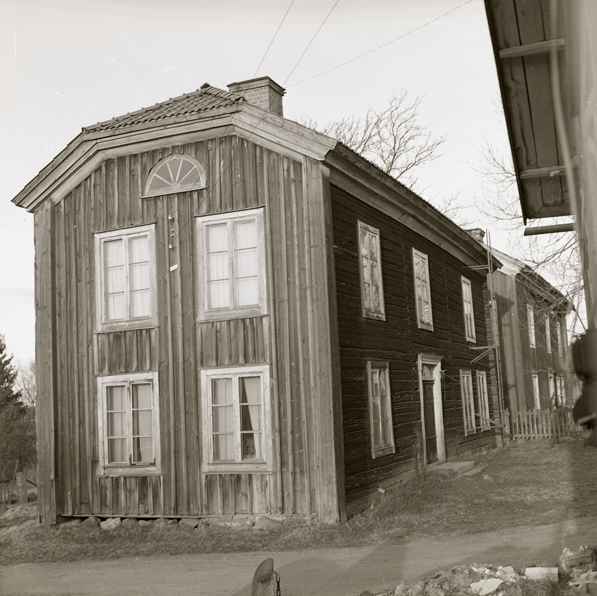 En gammal hälsingegård, Söderala 1973. Timmerhus där gaveln är klädd med träpanel. Valmat tak med tegel. Fönster med spröjs och sex rutor och längst upp ett halvmånefönster.