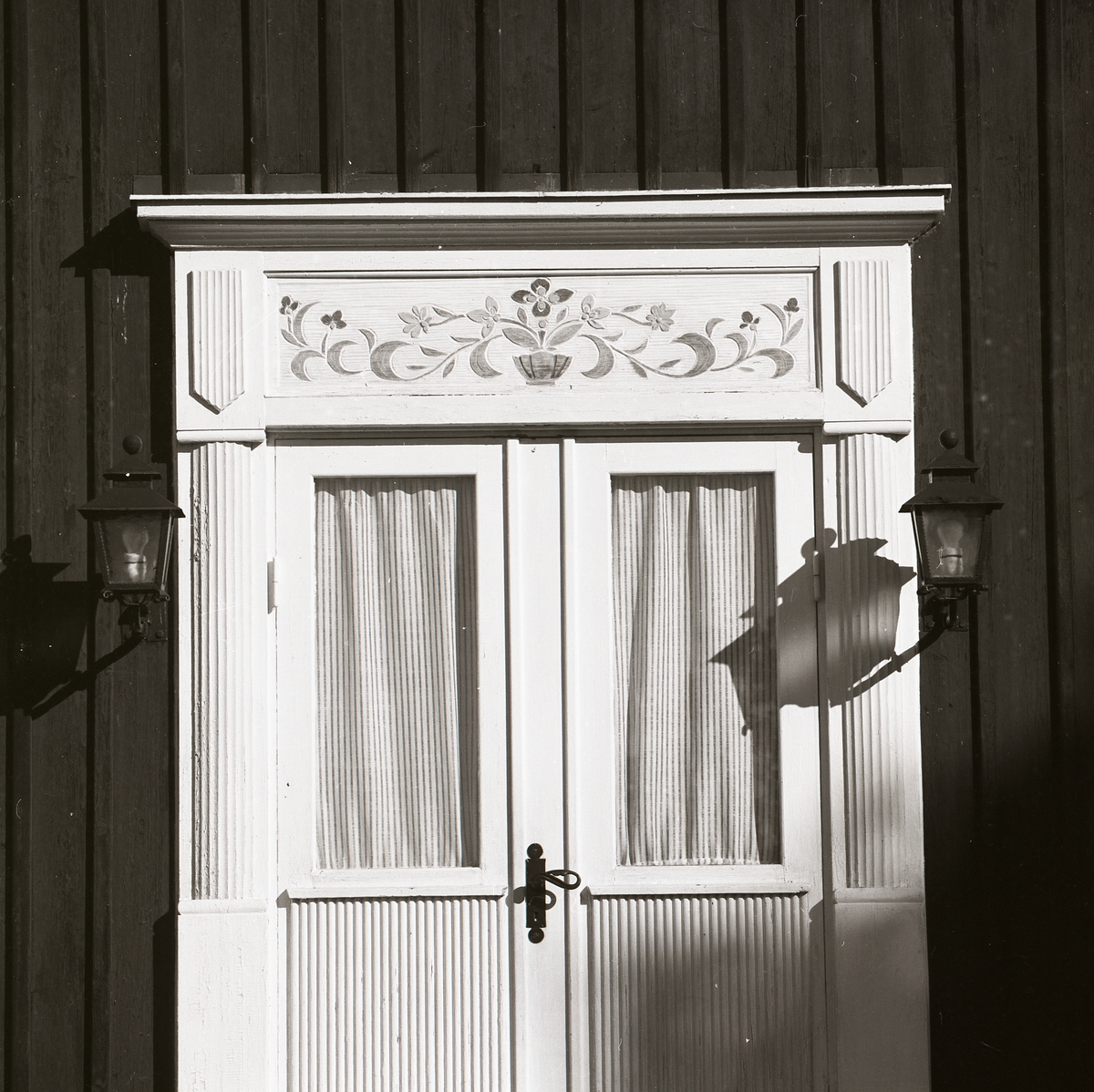En ytterdörr med målat överstycke, Arbrå sommaren 1980.