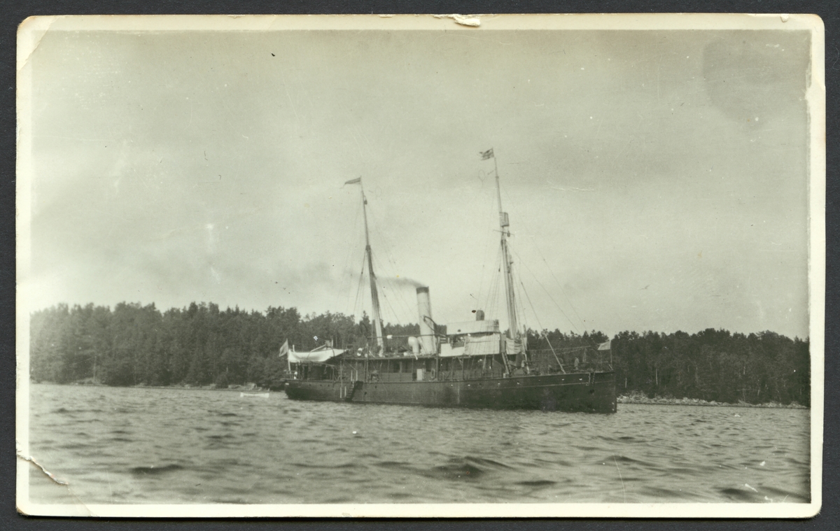 Här syns kanonbåten Svensksund i låg fart nära kusten.