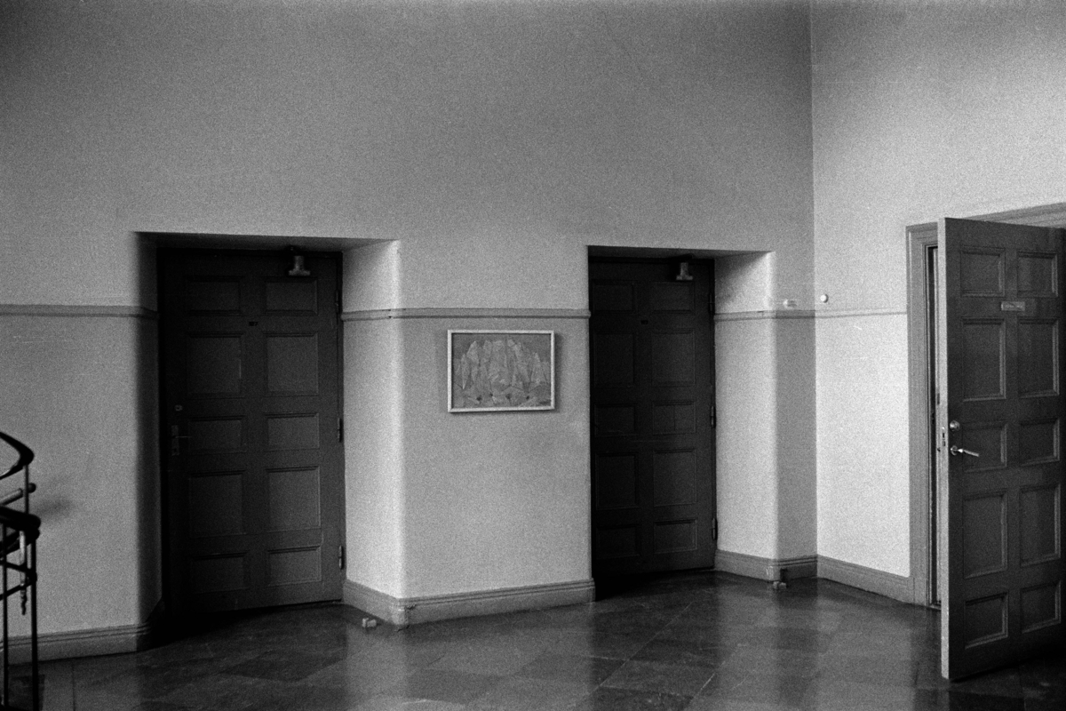 Exteriöra och interiöra bilder av Herrgärdsskolan i Västerås. Bilderna är tagna i samband med stadsbyggnadskontorets byggnadsminnesinventering under 1970-talets första hälft.