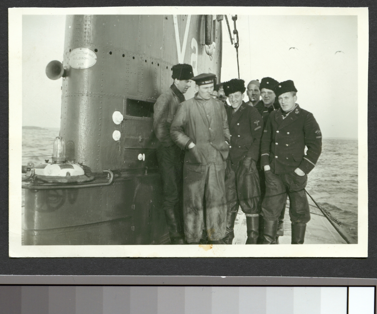 Bilden visar en grupp sjömän pä däck av ubåten Valen till sjöss som ta rökpaus.