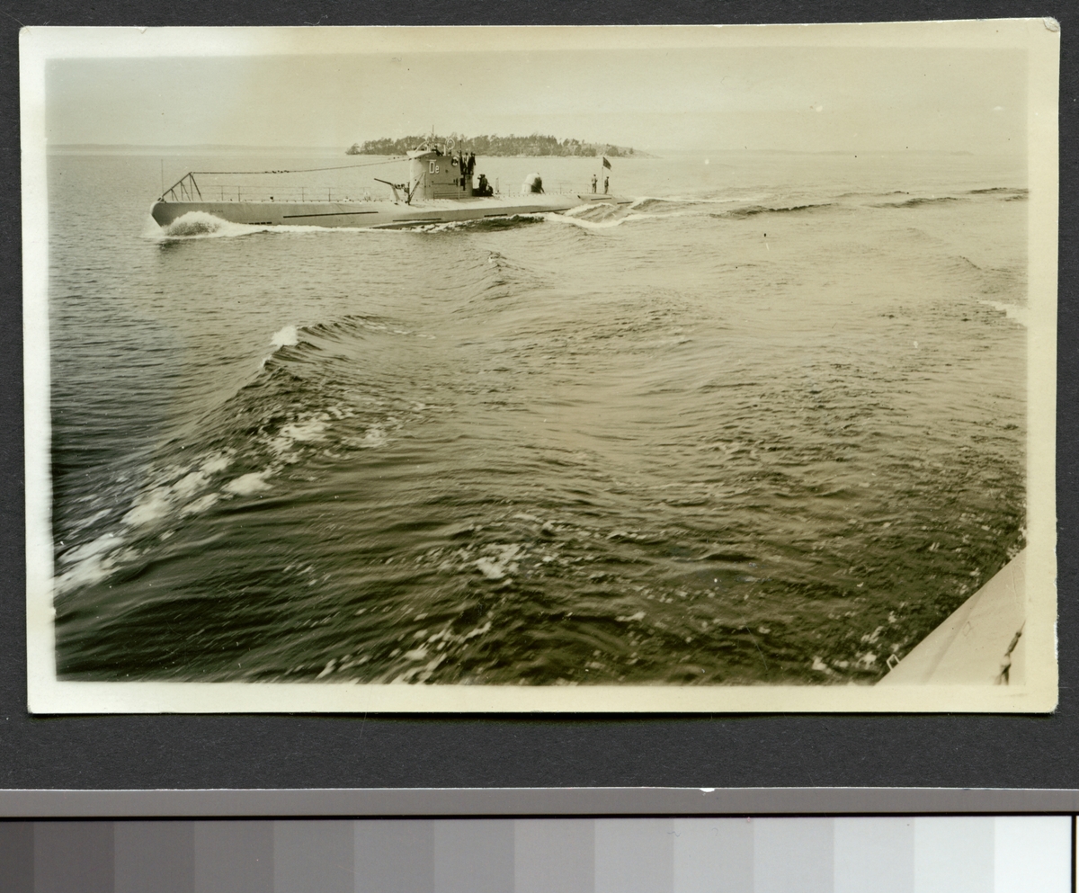 Bilden visar ubåten Delfinen till sjöss i en skärgårdsmiljö.