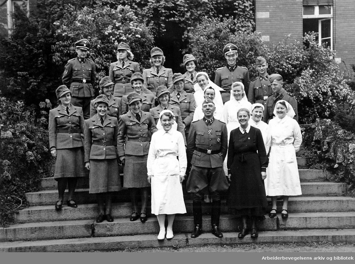 Norske sykepleiersker i Berlin i Tyskland, mai 1942. Major Quist mellom en gruppe norske sykepleiere. Foran i midten Gerd Enodd videre sjef for Viken Bataljon av den norske legion, Major Arthur Quist. Bak til høyre Bernt Anker.