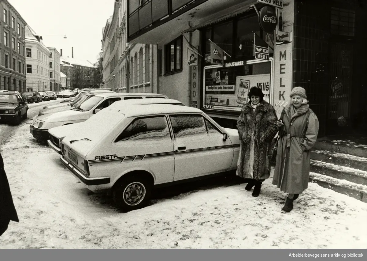 Hegdehaugsveien. Ella Karlsrud og Anne Nilsen ønsker å stoppe ulovlig kjøring i Hegdehaugsveien. Januar 1986