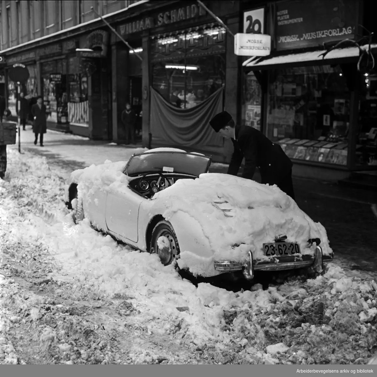 Nedsnødd bil på Karl Johans gate. November 1965.