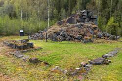 Ruinen etter Fritzøe jernverks masovn på Moholt i Siljan. Fo